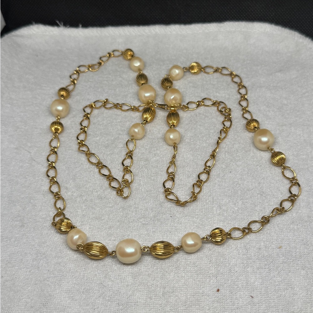 Elegant Gold and Cream Pearl Necklace